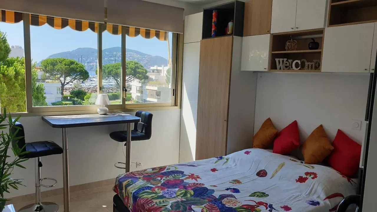 Garden And Beach Sea View Apartment Cannes Mandelieu Francia