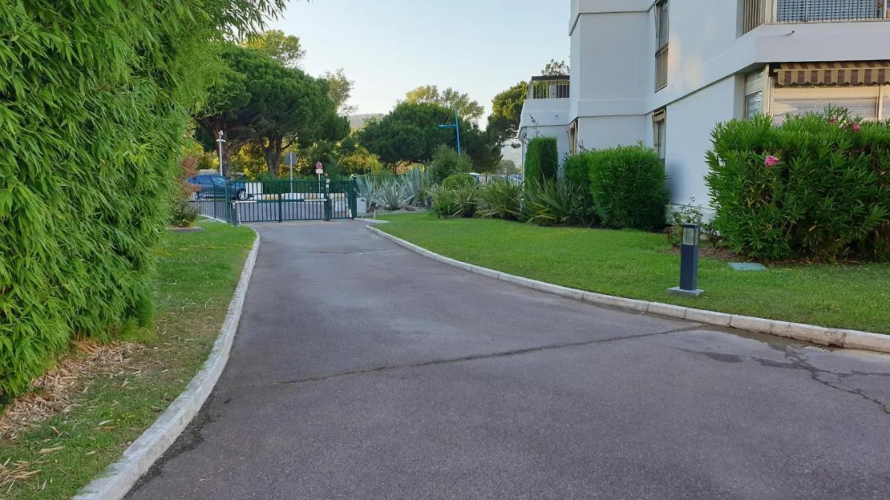 Garden And Beach Sea View Apartment Cannes Mandelieu Francia
